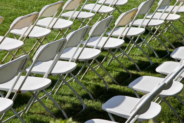 Stühle auf Gras - Foto, Bild