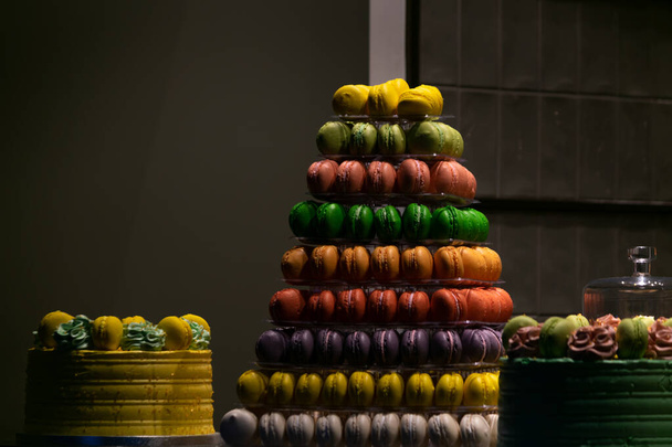 Kavala, Greece - May 10 2019: Perfect pile of colorul macaroons and cakes in a storefront of a patisserie. "White Night" festival in Kavala, Greece. - Foto, immagini