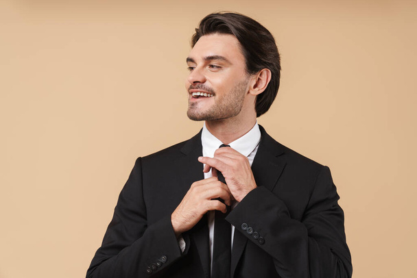 Portrait of a handsome young businessman wearing suit - Zdjęcie, obraz