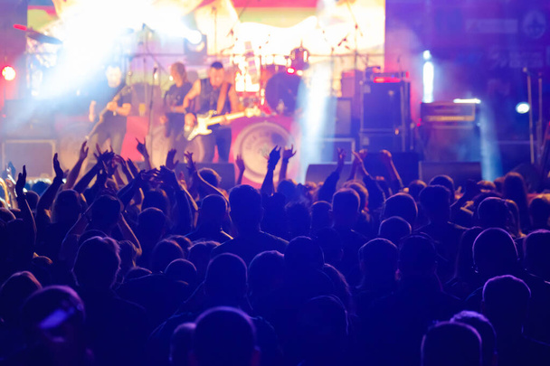 Болельщики на концерте живой рок-музыки приветствуют - Фото, изображение