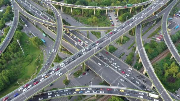 Vue aérienne de l'autoroute et du passage supérieur en ville - Séquence, vidéo