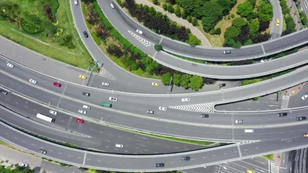 Letecký pohled na dálnici a nadjezd ve městě - Záběry, video