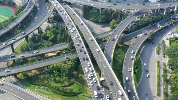 Vista aérea de la autopista y el paso elevado en la ciudad - Metraje, vídeo