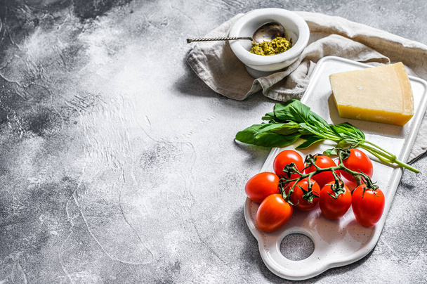 Mermer havanda pesto, Basil yaprakları ve parmesan peyniri. Metin için boşluk - Fotoğraf, Görsel