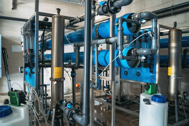 Az ivóvíz automatikus kezelésének és szűrésének rendszere. Tisztított ivóvíz előállítására szolgáló üzem vagy gyár - Fotó, kép