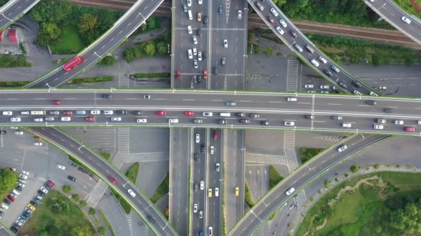 Légi kilátás autópálya és felüljáró a városban - Felvétel, videó
