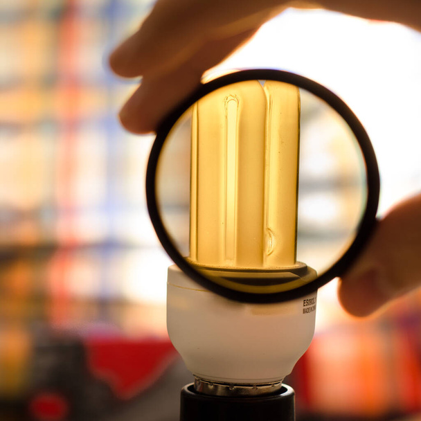 Фильтр нейтральной плотности объектива перед нарезанной свинцовой лампой
 - Фото, изображение