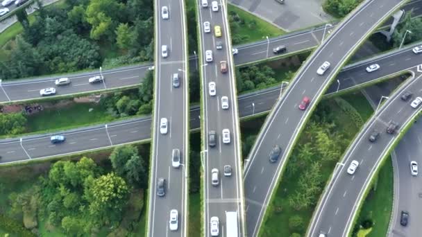 Vista aérea da rodovia e viaduto na cidade - Filmagem, Vídeo