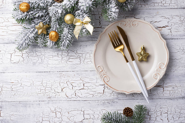 Weihnachtliche Tischdekoration und goldene Dekoration - Foto, Bild