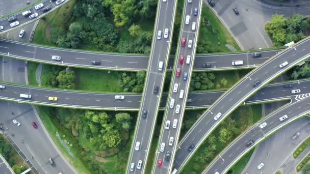 Luftaufnahme von Autobahn und Überführung in der Stadt - Filmmaterial, Video