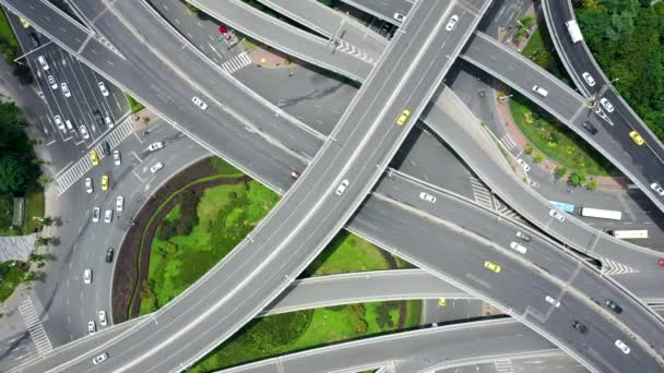 Letecký pohled na dálnici a nadjezd ve městě - Záběry, video