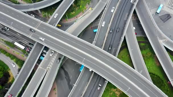 Vista aérea de la autopista y el paso elevado en la ciudad - Imágenes, Vídeo
