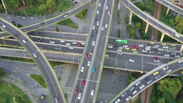 Ilmakuva moottoritielle ja ylikulkusillalle kaupungissa - Materiaali, video