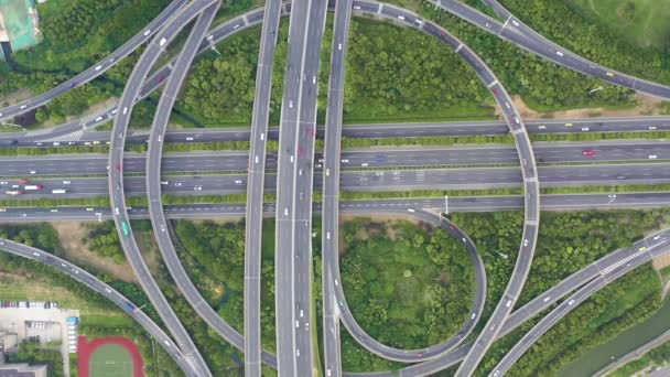 Luftaufnahme von Autobahn und Überführung in der Stadt - Filmmaterial, Video