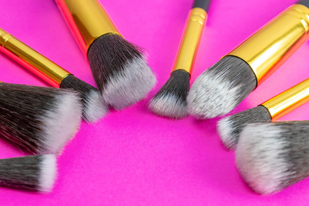 Cepillo de maquillaje limpio. Dibujo de productos cosméticos con espacio de copia. B)
 - Foto, imagen