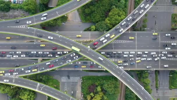 Veduta aerea dell'autostrada e del cavalcavia in città - Filmati, video