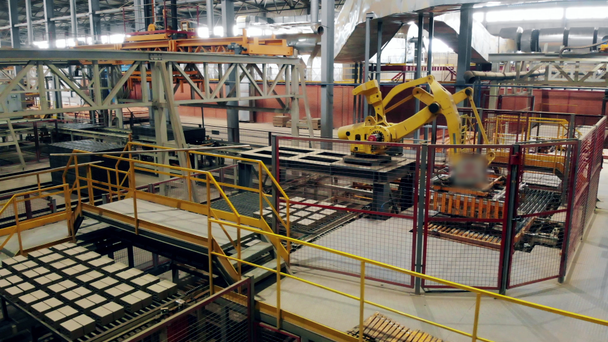 Αυτοματοποιημένο ρομποτικό βιομηχανικό συγκρότημα κινείται τούβλα γύρω από το εργοστάσιο - Πλάνα, βίντεο