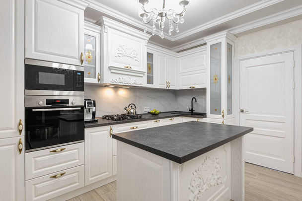 Fehér luxus modern konyha sziget - Fotó, kép