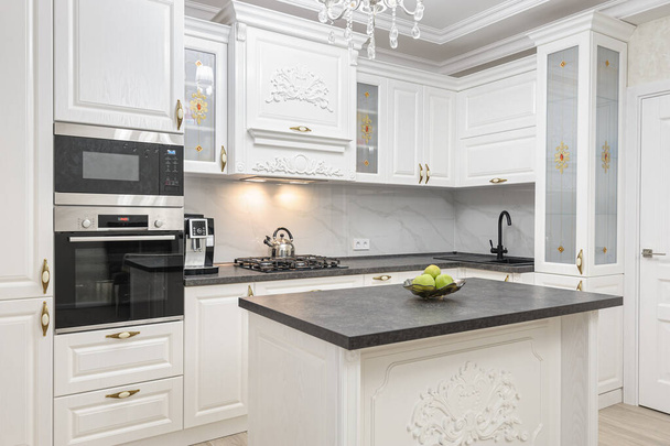 Branco luxo cozinha moderna com ilha
 - Foto, Imagem