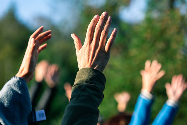 Grupo de personas levantando las manos en el aire
 - Foto, Imagen