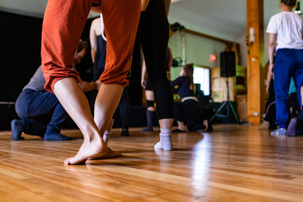 Grupo de personas que practican yoga en sesión de grupo
 - Foto, Imagen