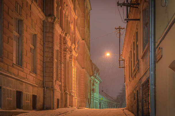 Uzhgorod noche paisaje urbano invierno
 - Foto, Imagen
