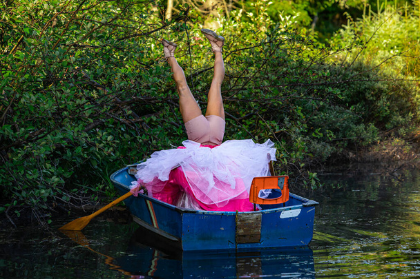 Lustige Person mit riesigem Kleid verkehrt herum im Boot - Foto, Bild