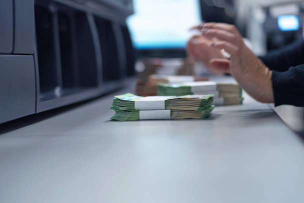 Bankmedewerkers sorteren en tellen geld in bankkluis. Lar - Foto, afbeelding