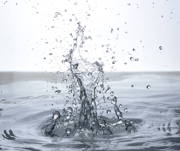 Liikkuva vesi valkoisella pohjalla, suihkukoneet ja tippaa
 - Valokuva, kuva