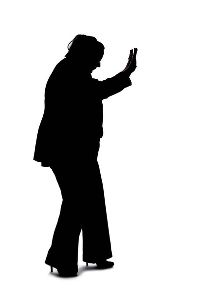 Silhouette d'une femme d'affaires courbée ou de taille plus sur fond blanc pour les composites. Elle fait un geste pour arrêter
 - Photo, image