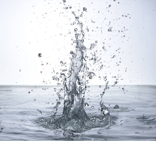 Beyaz zemin üzerine su hareketli jetler ve damla - Fotoğraf, Görsel