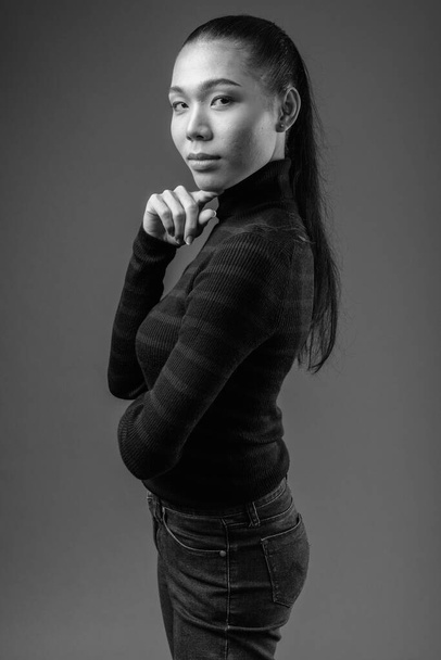 Nuori kaunis aasialainen transsukupuolinen nainen mustavalkoisena
 - Valokuva, kuva