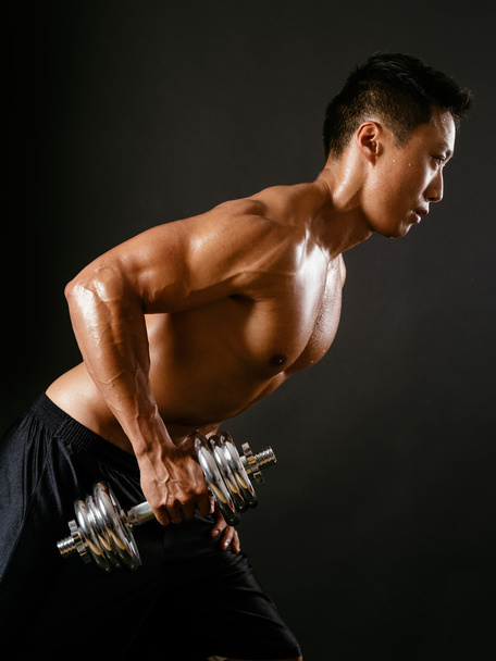 Asian man exercising with dumbbell - Foto, imagen