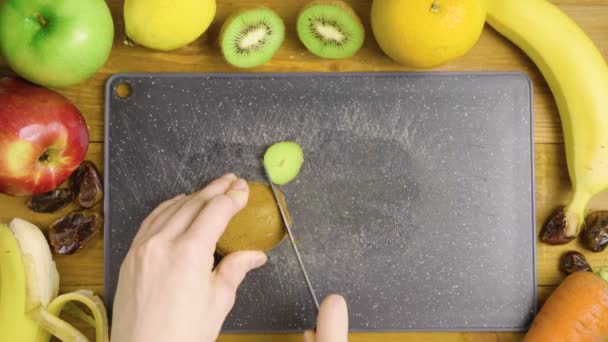 Video di peeling kiwi su lavagna nera
 - Filmati, video