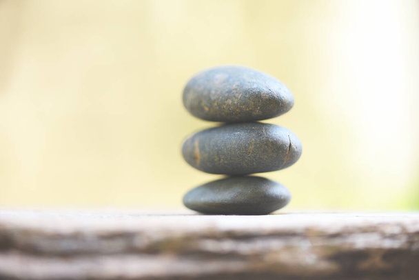 Concetto di benessere naturale - Relax zen stone stack su natu in legno
 - Foto, immagini
