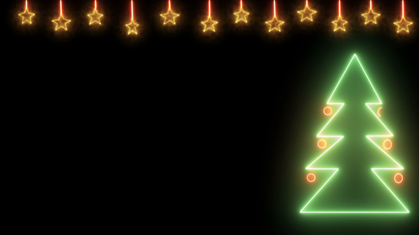 Neon Noeli ve yeni yıl çelengi. Altın parıldayan yıldızlar ve toplarla süslenmiş yeşil bir Noel ağacı. - Video, Çekim