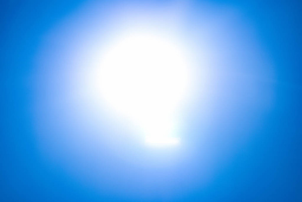 Bengala de luz azul efecto especial, iluminación de concierto sobre un fondo oscuro ilustración. destello de lente
 - Foto, imagen