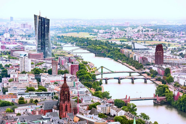 フランクフルト・ウム・マインの空中展望-旧市街中心部、欧州中央銀行の建物と川メイン. - 写真・画像