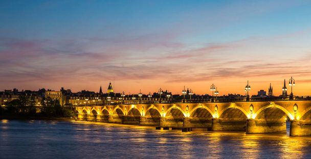 Vieux pont pierreux à Bordeaux
 - Photo, image