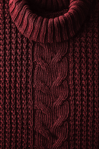 Tricoté fond de texture d'un pull rouge d'hiver avec un col montant. Style casque. Traditions de Noël
. - Photo, image