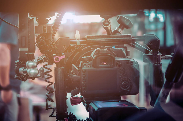 filmproductie. cameraman schieten filmscène met camera - Foto, afbeelding