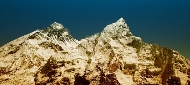 Vuoren huippu. Everest ja Nuptse Nepalissa, nähtynä Kala Pattar
 - Valokuva, kuva