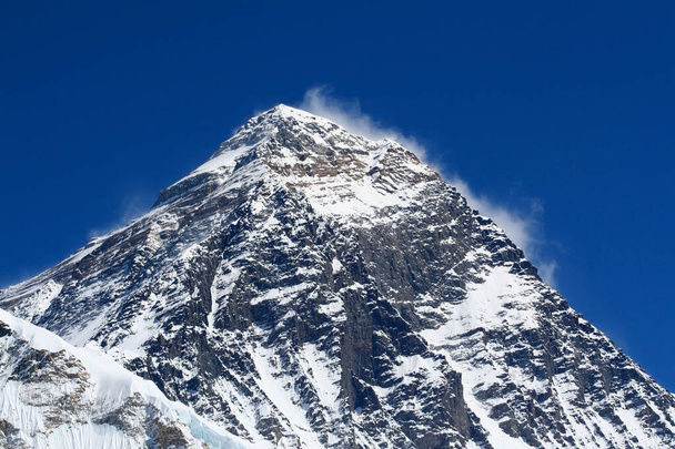 O cume do Monte. Everest no Nepal, como visto de Kala Pattar
 - Foto, Imagem