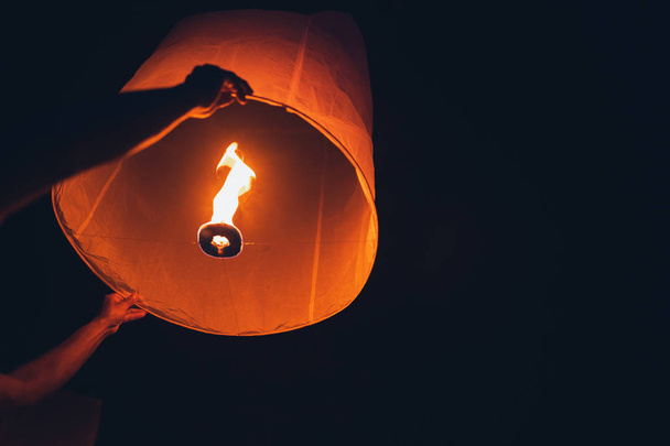 Accendere candele, lanterne nel cielo di notte nella Lanterna Fe
 - Foto, immagini