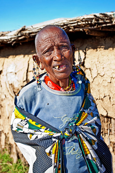 Unbekannte Massai-Frau am 15. Oktober 2012 in der Maasai Mara, Kenia. Die Massai sind eine ethnische Gruppe von Halbnomaden, die in Kenia und im Norden Tansanias lebt.. - Foto, Bild