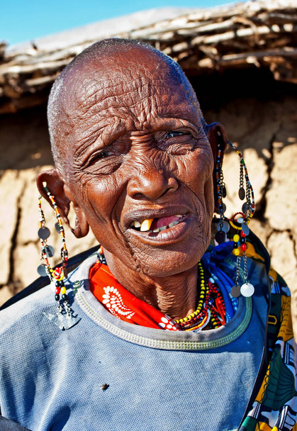 Ongeïdentificeerde Maasai vrouw op 15 oktober 2012 in de Maasai Mara, Kenia. Maasai is een Nilotische etnische groep van semi-nomadische mensen in Kenia en het noorden van Tanzania.. - Foto, afbeelding
