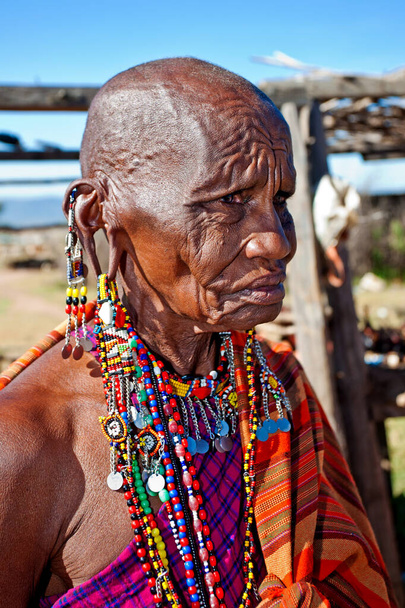 Azonosítatlan maasai nő 2012. október 15-én a kenyai Maasai Marában. Maasai egy nilotikus etnikai csoport félnomád emberek található Kenyában és Észak-Tanzániában. - Fotó, kép