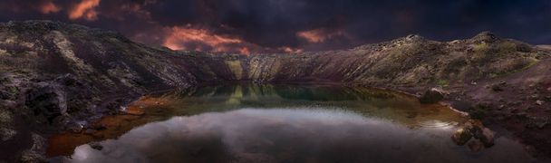 Kerio cratera lago na Islândia
 - Foto, Imagem