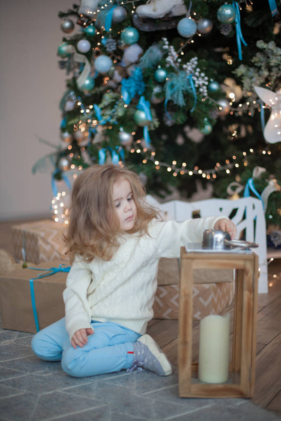 Cute little girl  with big Christmas gift - Zdjęcie, obraz