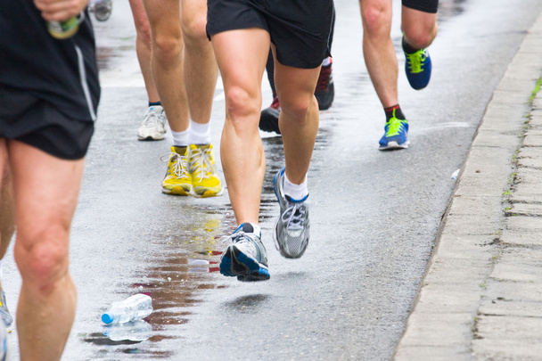 detalhe das pernas dos corredores no início de uma corrida de maratona
 - Foto, Imagem